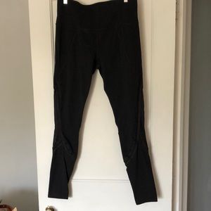 ATHLETA full‎ length leggings. Size large. Black. Mesh inlays. EUC.